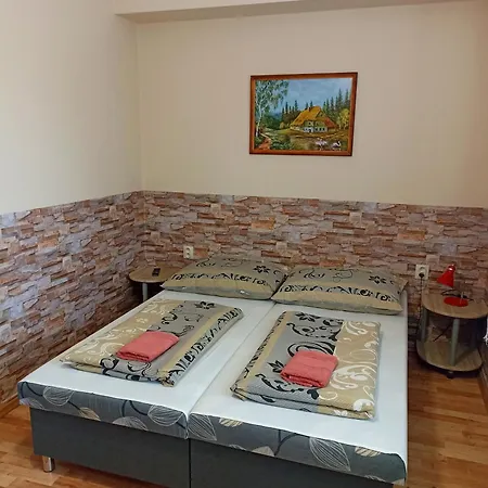 Abturist Πανσιόν Štúrovo