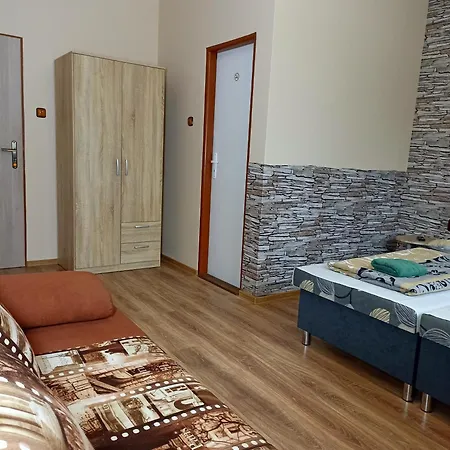 Abturist Πανσιόν Štúrovo